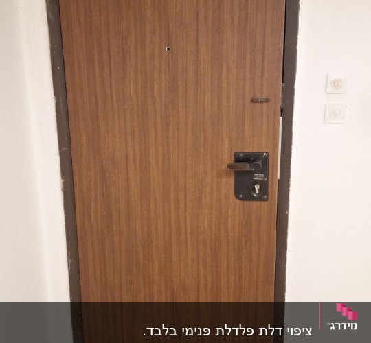 ציפוי דלת כניסה בטפט בדוגמת עץ חום